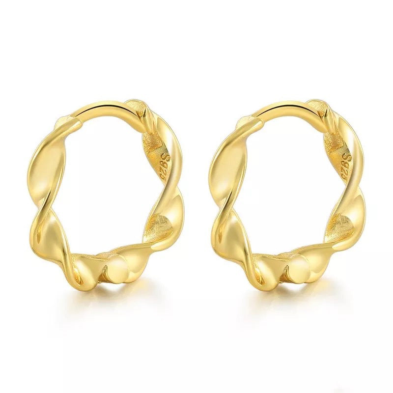 Pair of Wave huggie hoops in 18K gold vermeil with a twisted design.